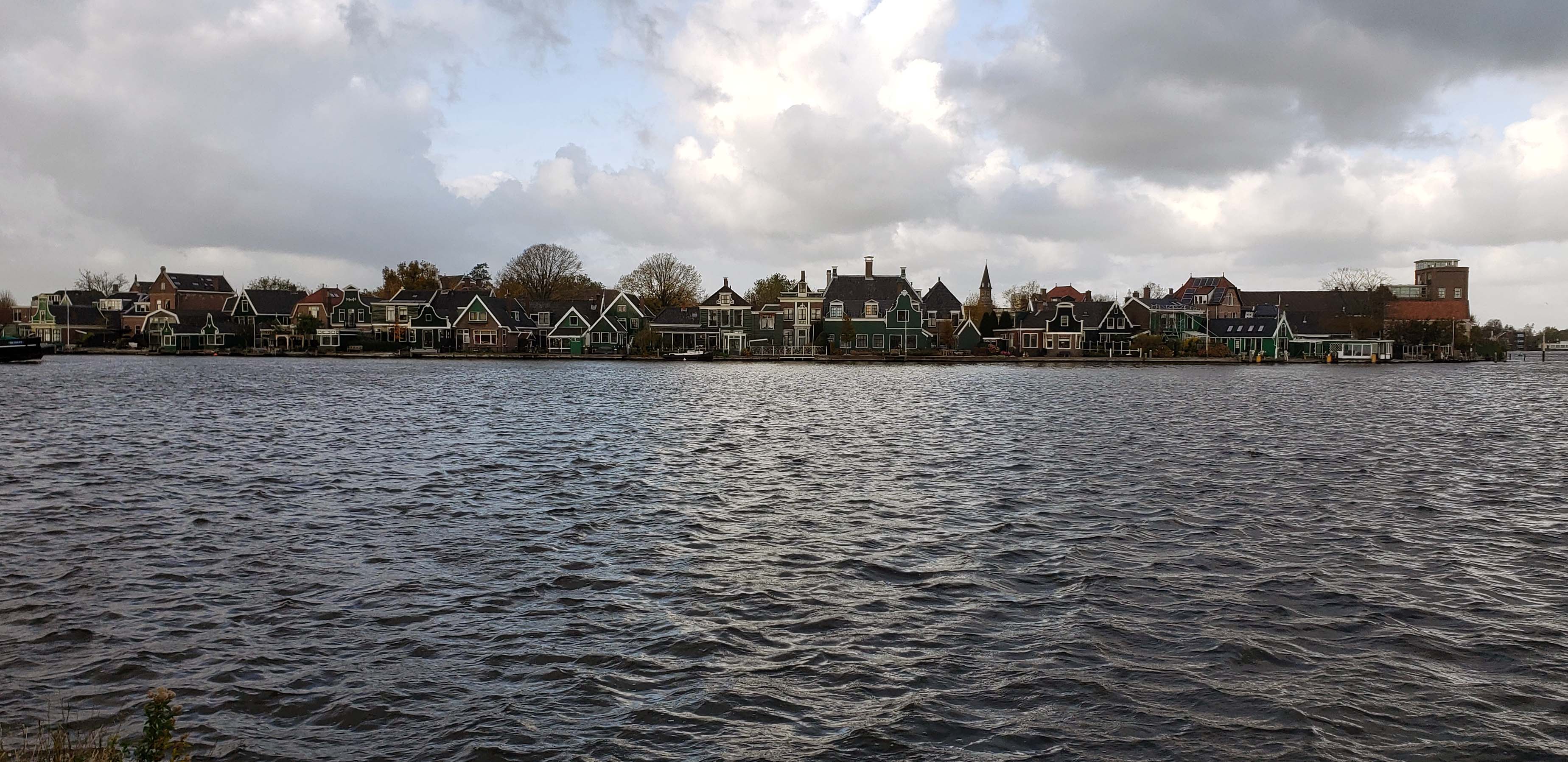 Zaanse Schans is a residential area where the 18th and 19th centuries are brought to life. It is a unique part of the Netherlands, full of wooden houses, mills, barns and workshops.